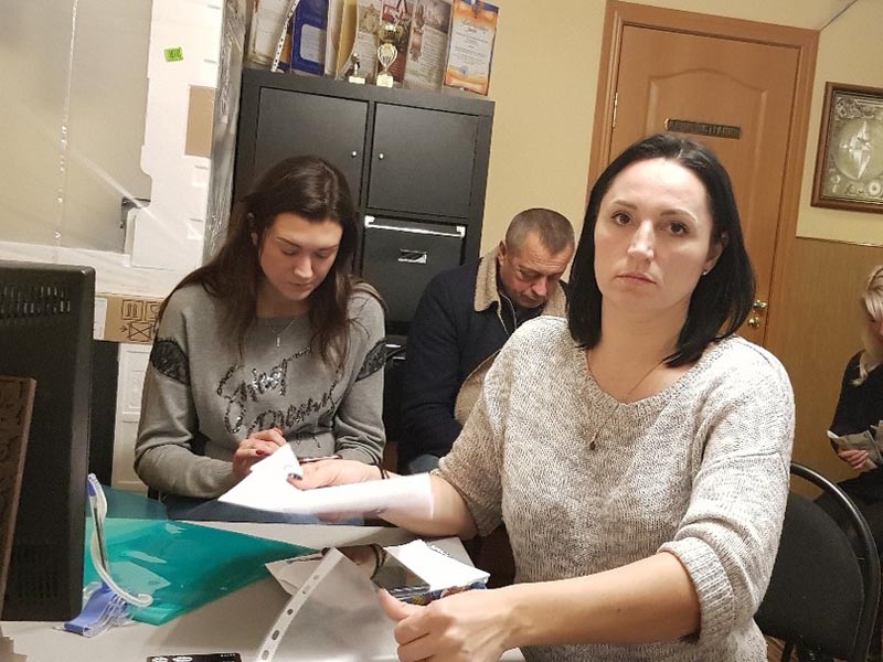 В офисе опять ажиотаж. Море клиентов!